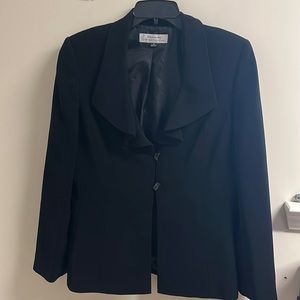 Tahari, Arthur S Levine Blazer size 12.